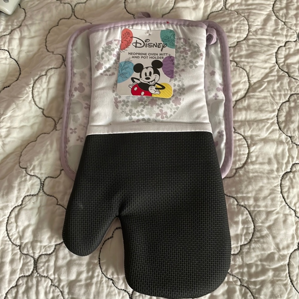 NWOT Disney Neoprene oven mitt and Pot Holder